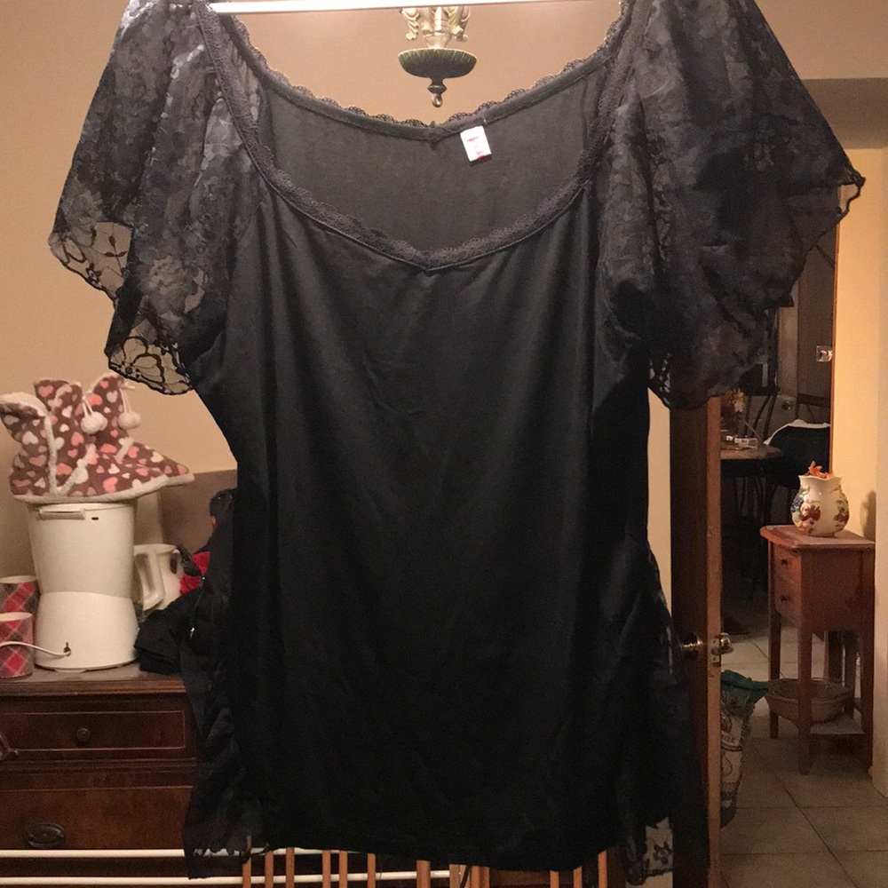 BNWOT Adorable lace top.